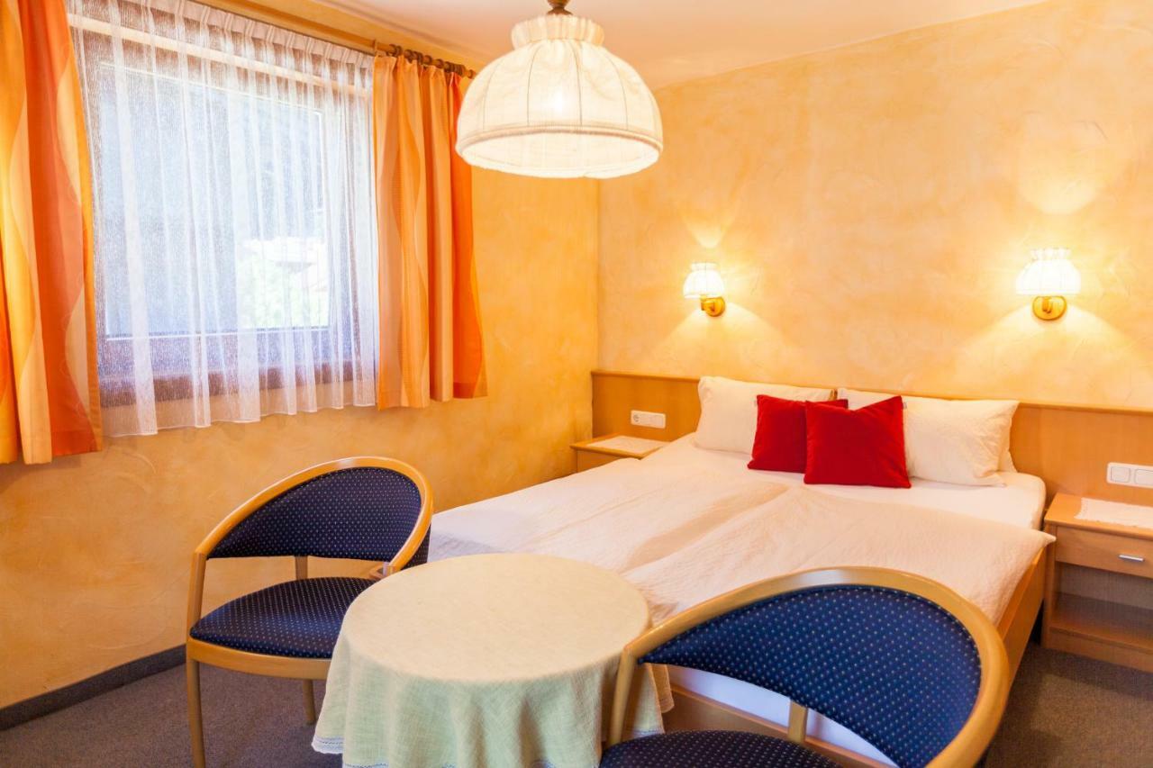 לינה וארוחת בוקר מאיירהופן Gaestehaus Elisabeth מראה חיצוני תמונה